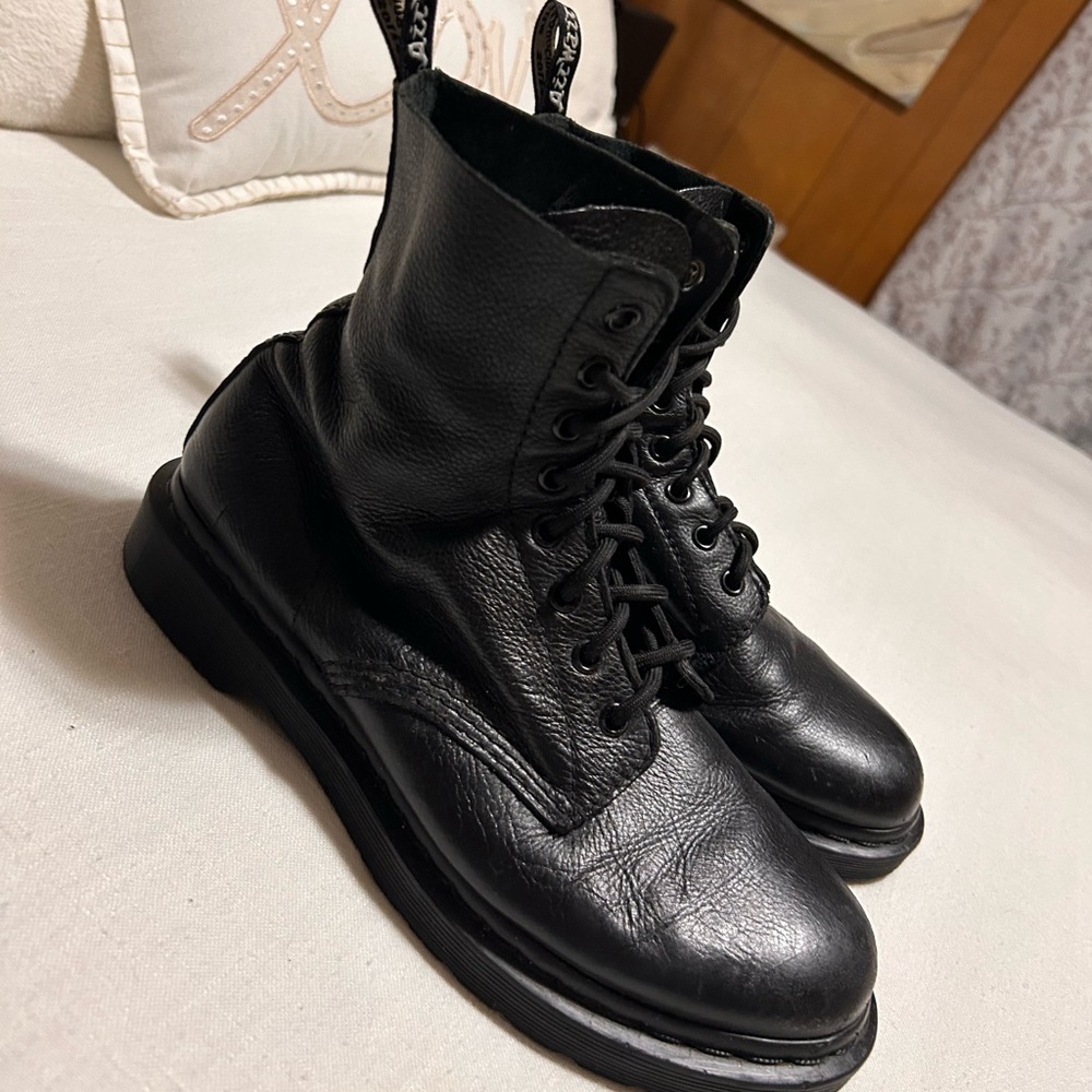 Dr. Martins all Leather Boots Woman’s size 9